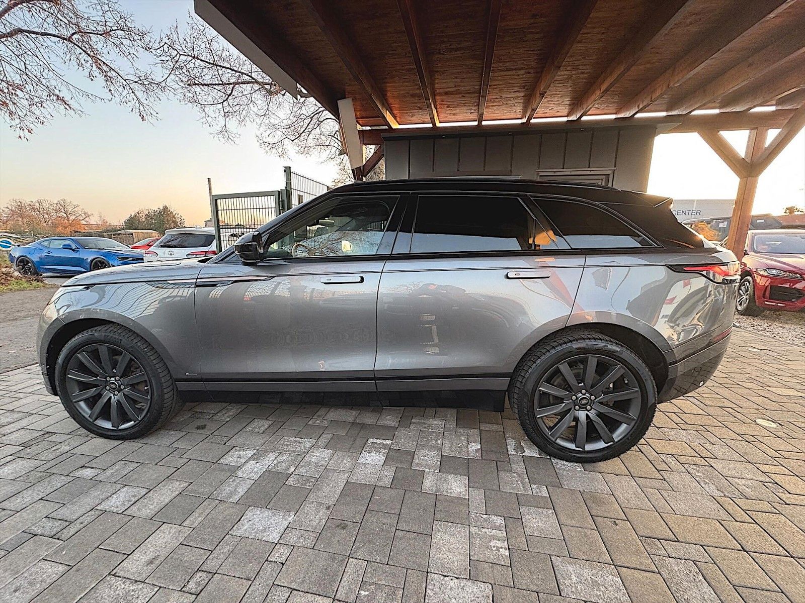 Fahrzeugabbildung Land Rover Range Rover Velar 3.0 R-Dynamic SE *Pano*LED*DAB