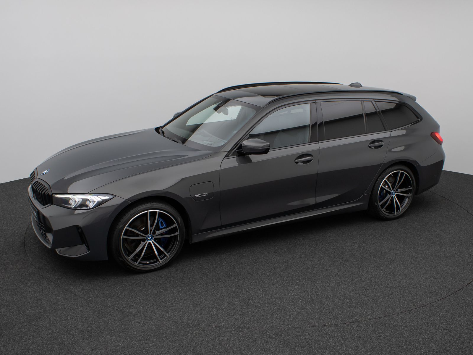 Fahrzeugabbildung BMW 330e xD M Sport Panorama Kamera HUD H/K AHK 19"