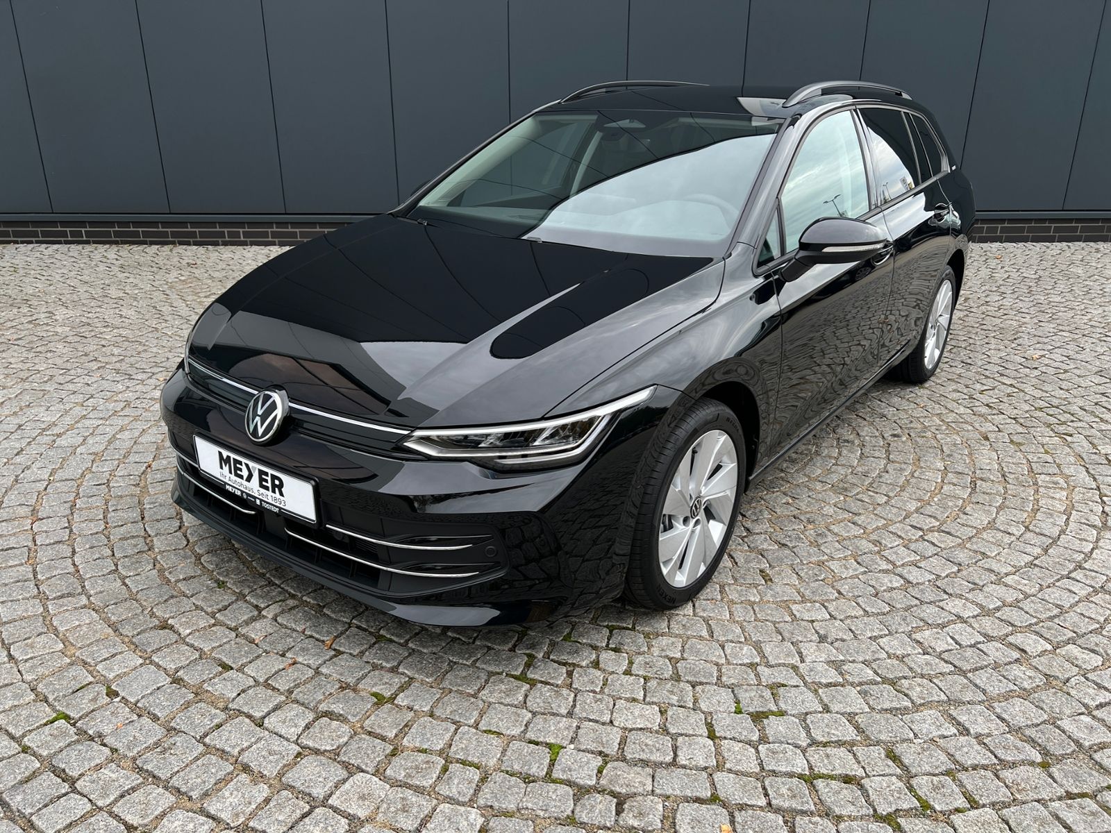 Fahrzeugabbildung Volkswagen Golf VIII Variant Life 2.0 TDI DSG *AHK, LED, AC