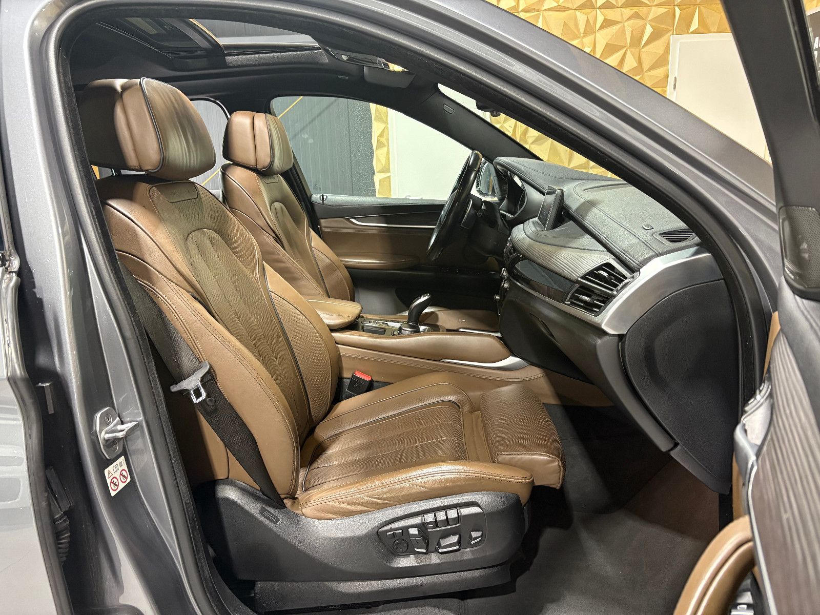 Fahrzeugabbildung BMW X6 xDrive 30 d/360°/PANO/HEAD-UP/NAVI/MEMORY/SHZ