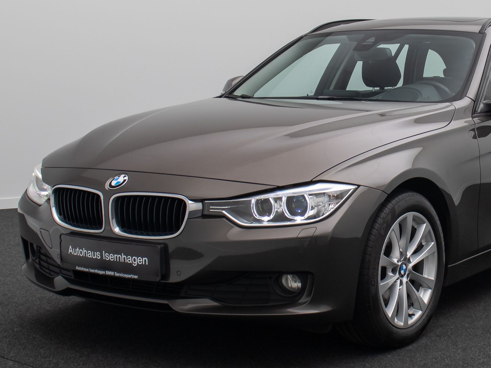 Fahrzeugabbildung BMW 320d GeschwindigReg HUD HiFi Xenon AHK Panorama