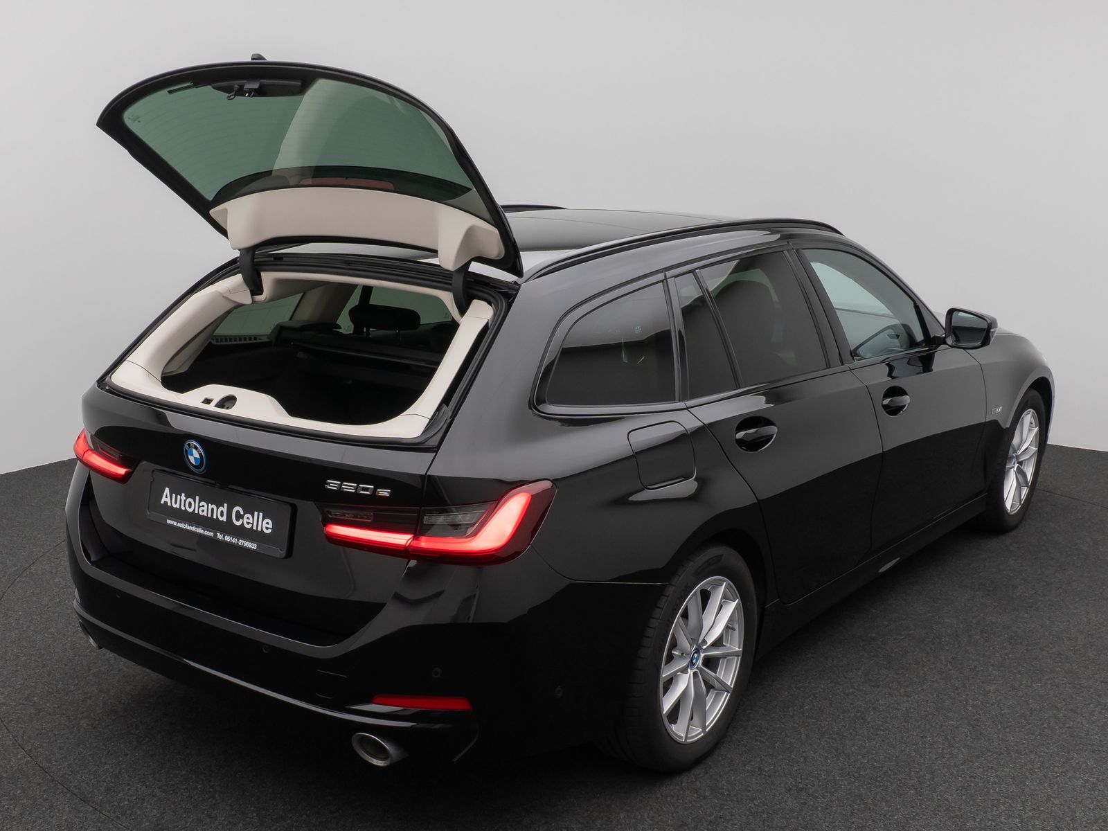 Fahrzeugabbildung BMW 320e Panoram Kamera HUD DAB HiFi Geschwindigkeit