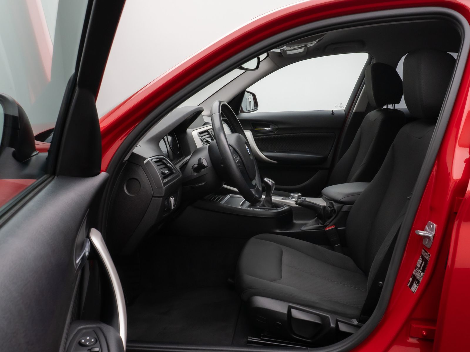 Fahrzeugabbildung BMW 118i Navi WLAN PDC Lordos LED Geschwindigkeitsr