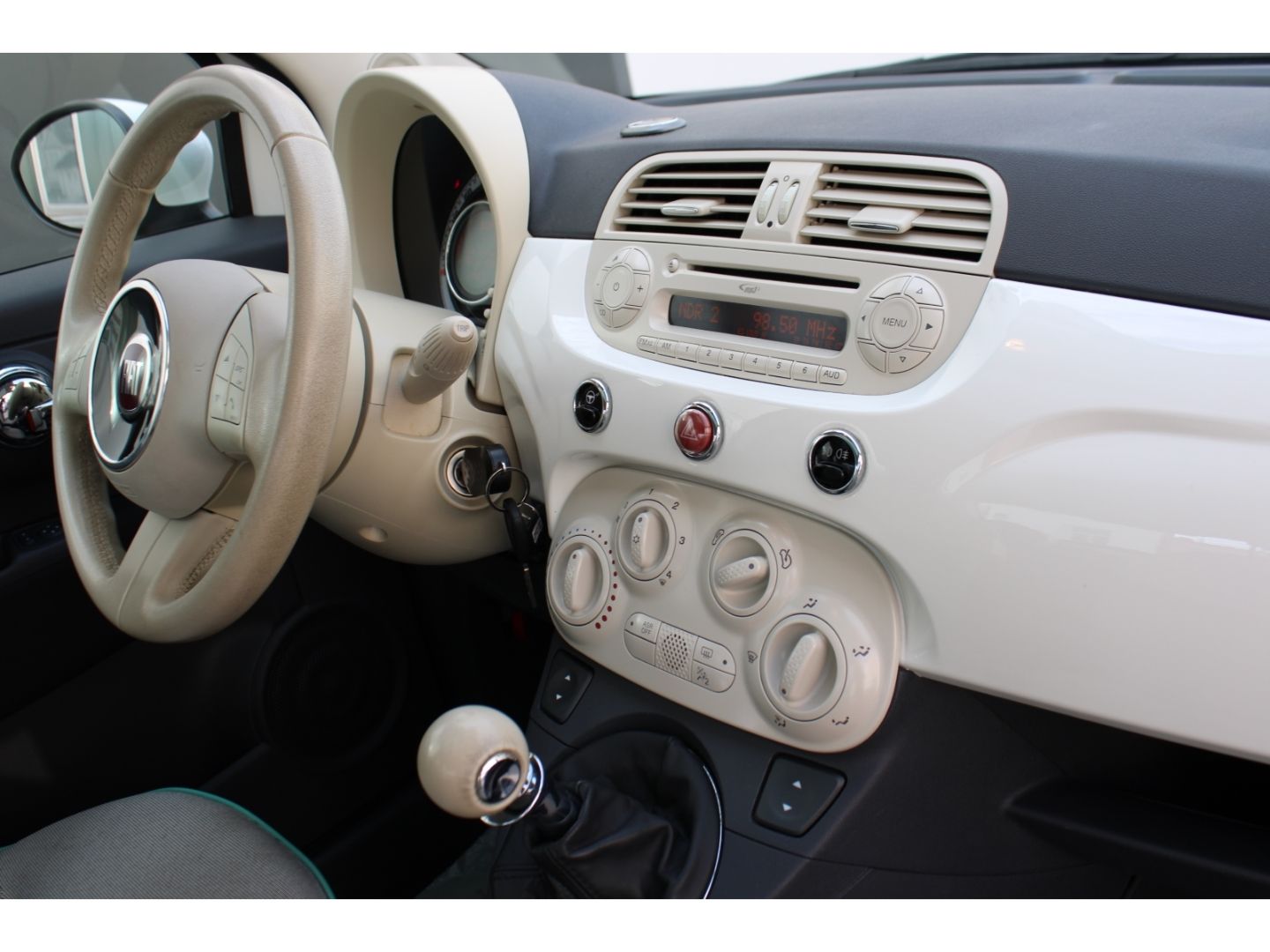 Fahrzeugabbildung Fiat 500 Lounge Klima Radio CD GJR PDC Pano Bluetooth