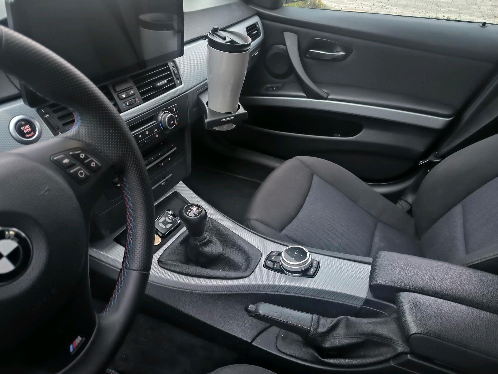 BMW 318 2010 — interior