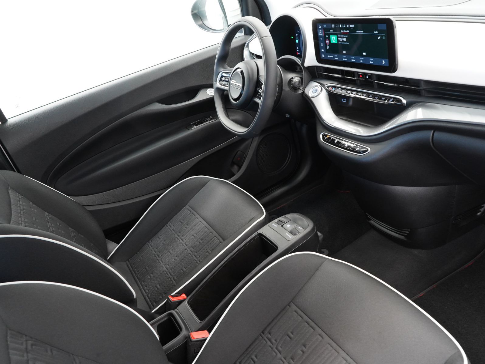 Fahrzeugabbildung Fiat 500e 87KW/42kWh/DC-LADEN/CARPLAY/DAB/SOH