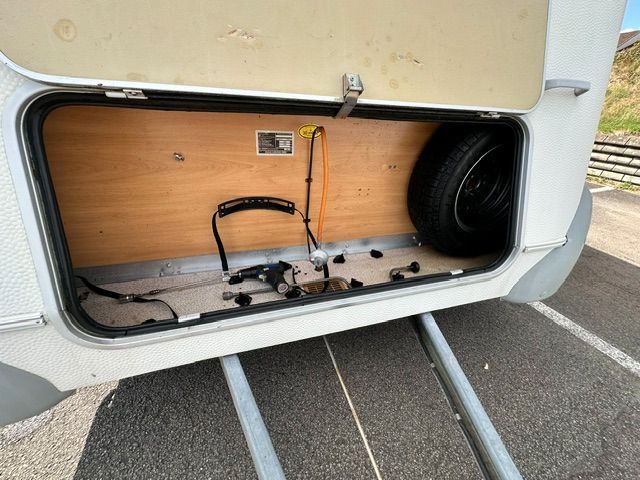 Fahrzeugabbildung Knaus 400 Doppelbett Heizung, Strom, Bad, 4 P. 100Km/H