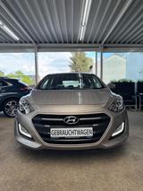 Hyundai i30 blue Trend 1.4 *Navi*Klima*Kamera - Hyundai i30 mit Benzin-Antrieb: Weiß, Limousine, 1.4