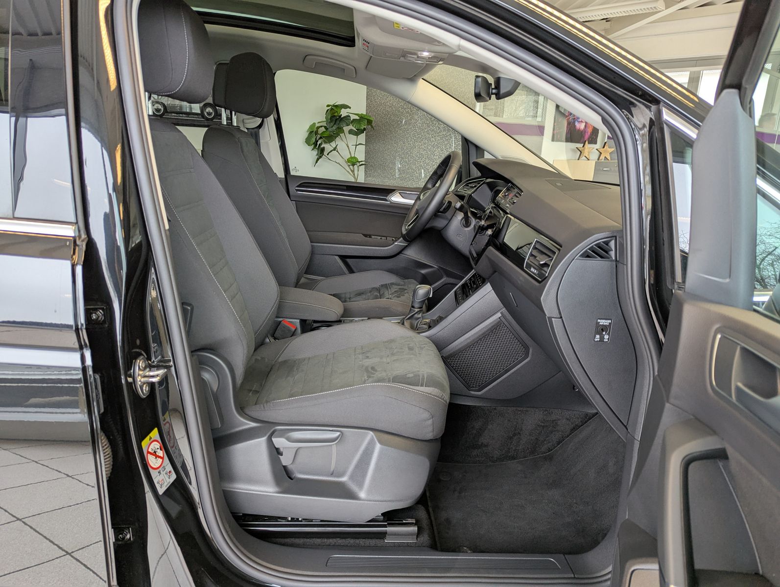 VW Touran 2.0 DSG R-Line High. Pano 7-Si IQ.Dri AHK - Image 17