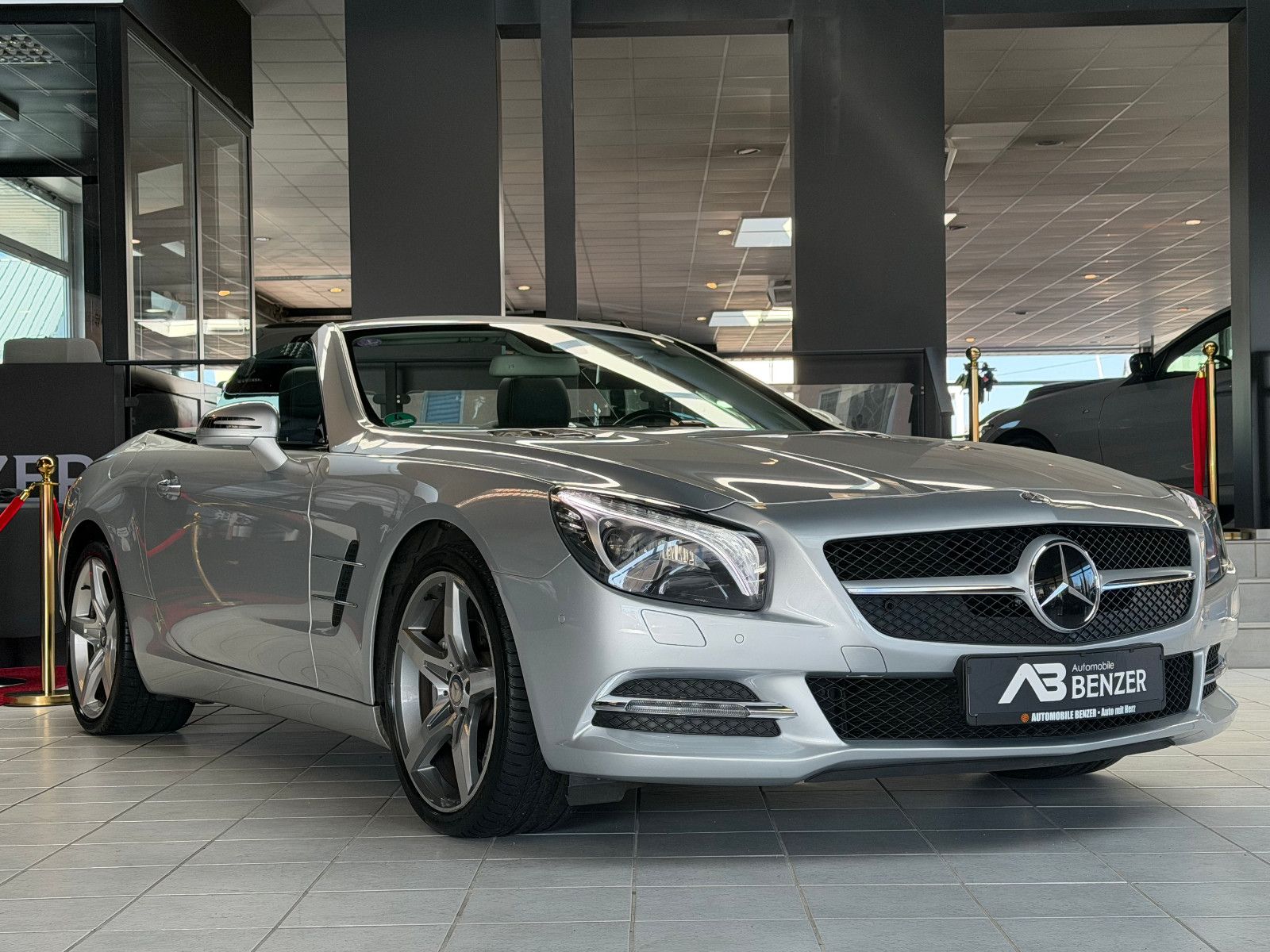 Fahrzeugabbildung Mercedes-Benz SL 350 /AMG/HARMAN-KARDON/MEMORY/T-WINKEL