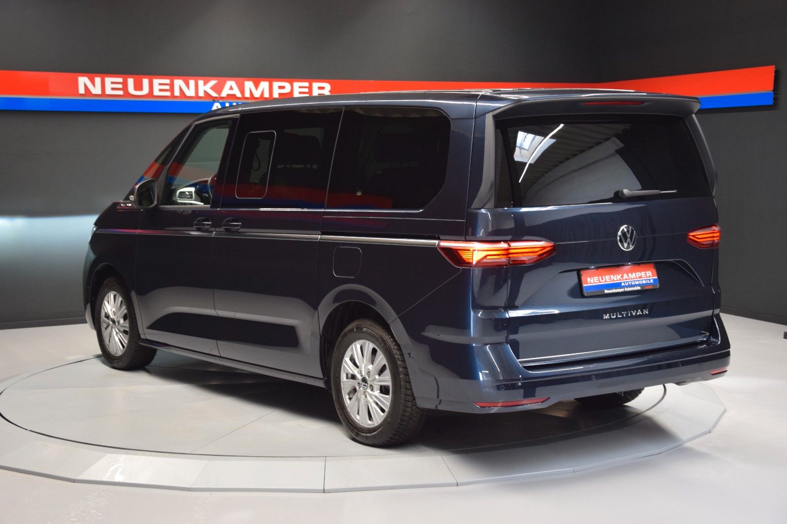 Fahrzeugabbildung Volkswagen T7 Multivan Style lang H&k vis-a-vis AHK ACC StH