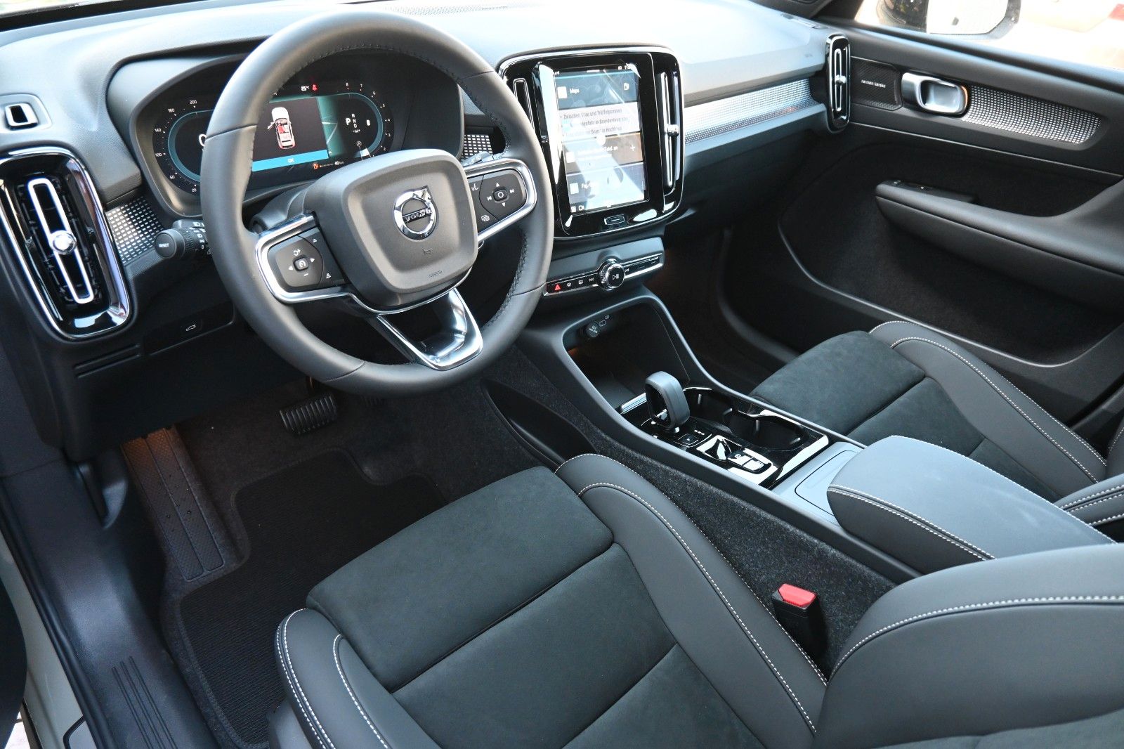 Fahrzeugabbildung Volvo XC40 B4 DKG Plus Dark*FSHZG*360°*ACC*Allwetter*