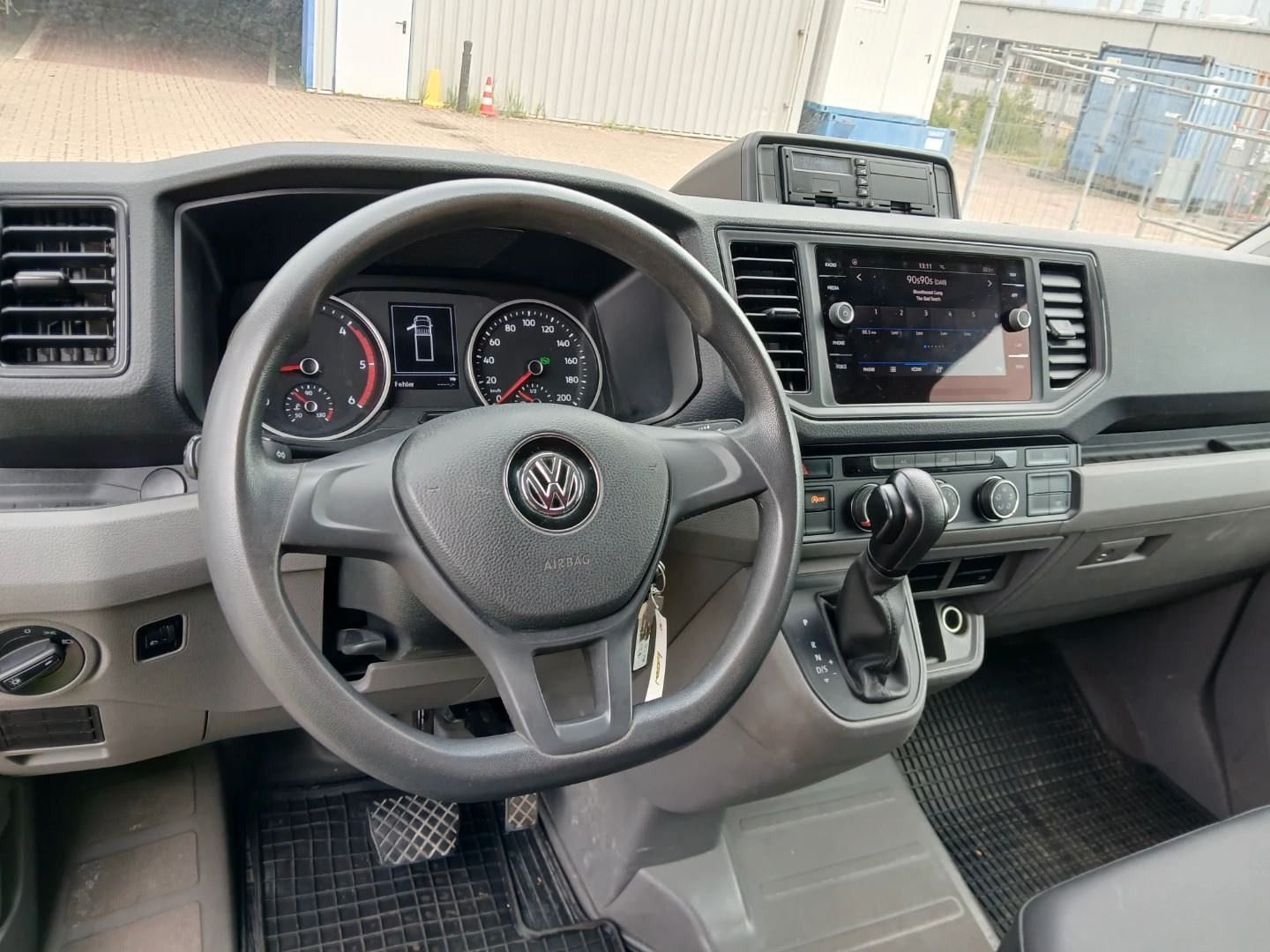 Fahrzeugabbildung Volkswagen Crafter Pritsche 50 mittellang RWD Koffer Autom.
