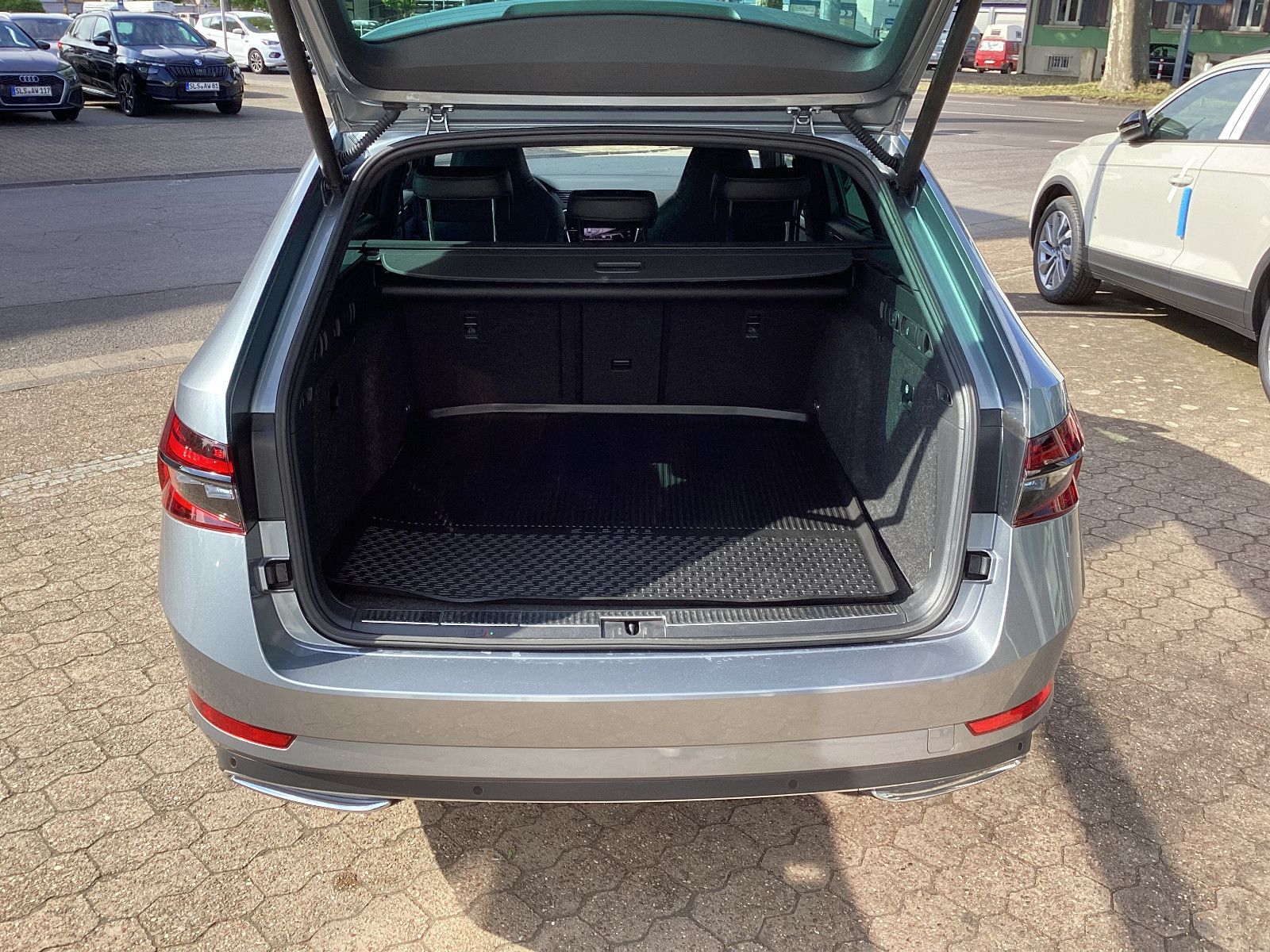 Fahrzeugabbildung SKODA Superb Combi Sportline 1.5 TSI Navi AHK ACC