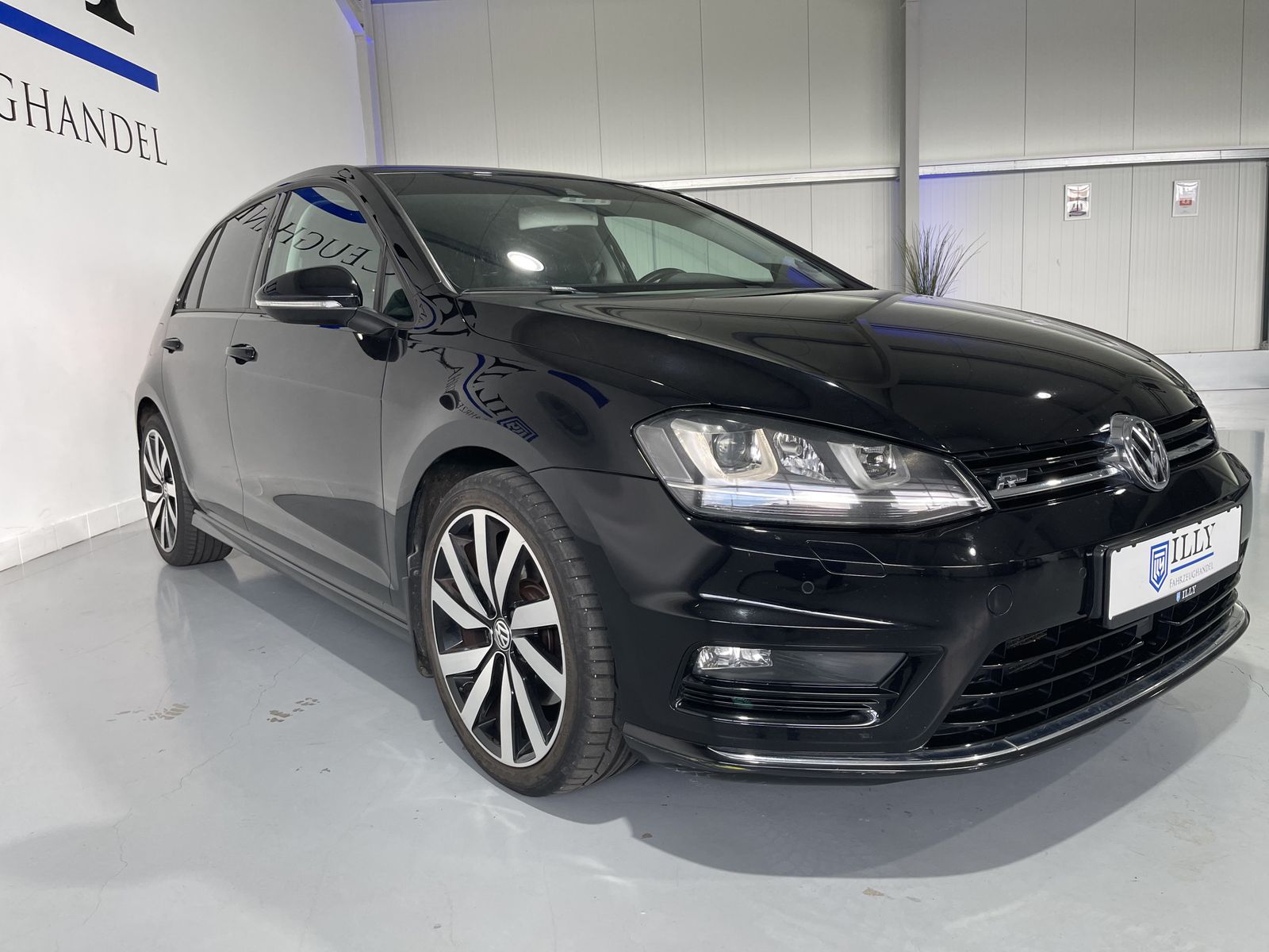 Fahrzeugabbildung Volkswagen Golf R-Line 2.0 TDI*SoftClose*LED*Cam*AHK*DVD*