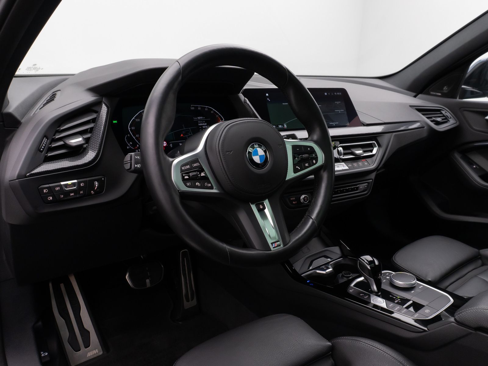 Fahrzeugabbildung BMW 118i M Sport Panorama Kamera HUD DAB H/K Komfort