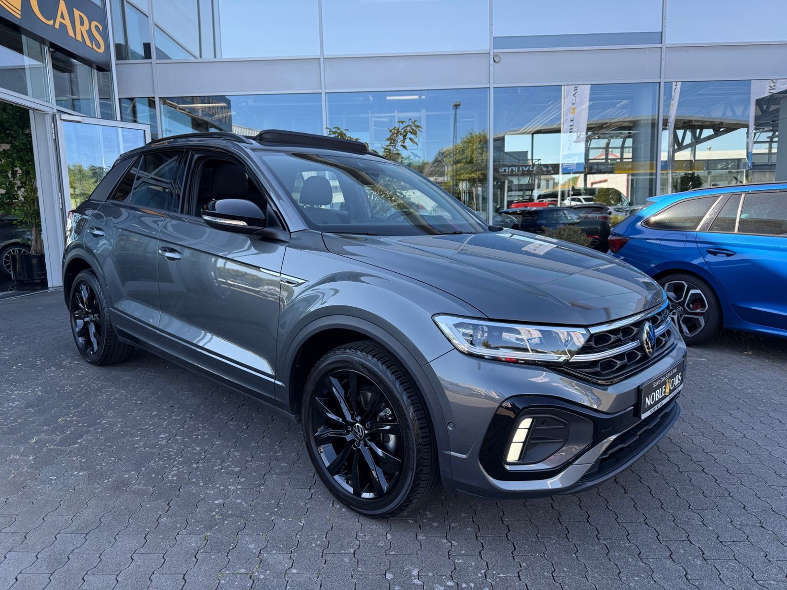 Fahrzeugabbildung Volkswagen T-Roc R-Line 1.5 l TSI  PANO ACC LED NAVI