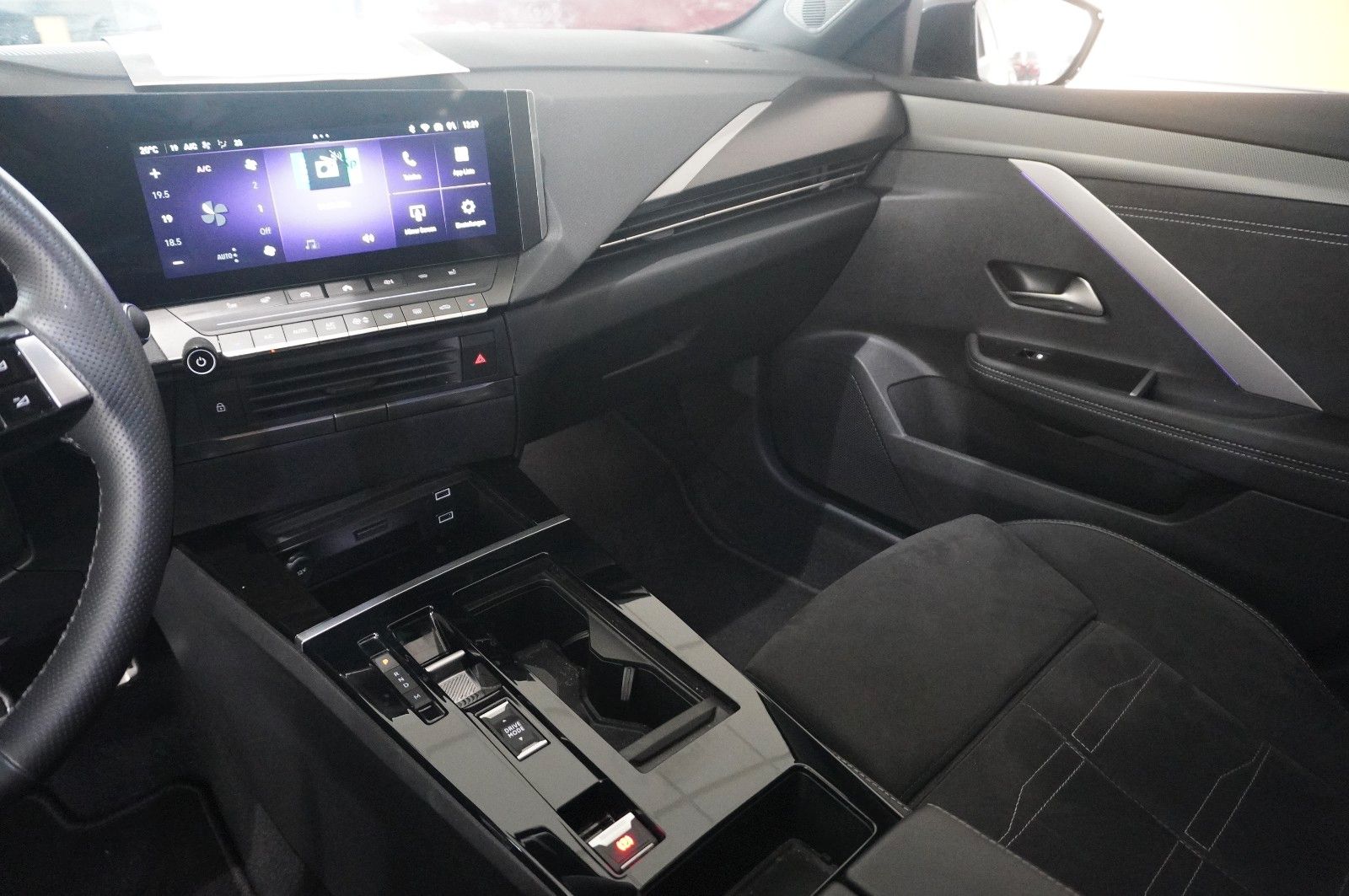 Fahrzeugabbildung Opel Astra L ST 1.2T ULTIMATE NAVI/LED/360°/PANO/DAB+