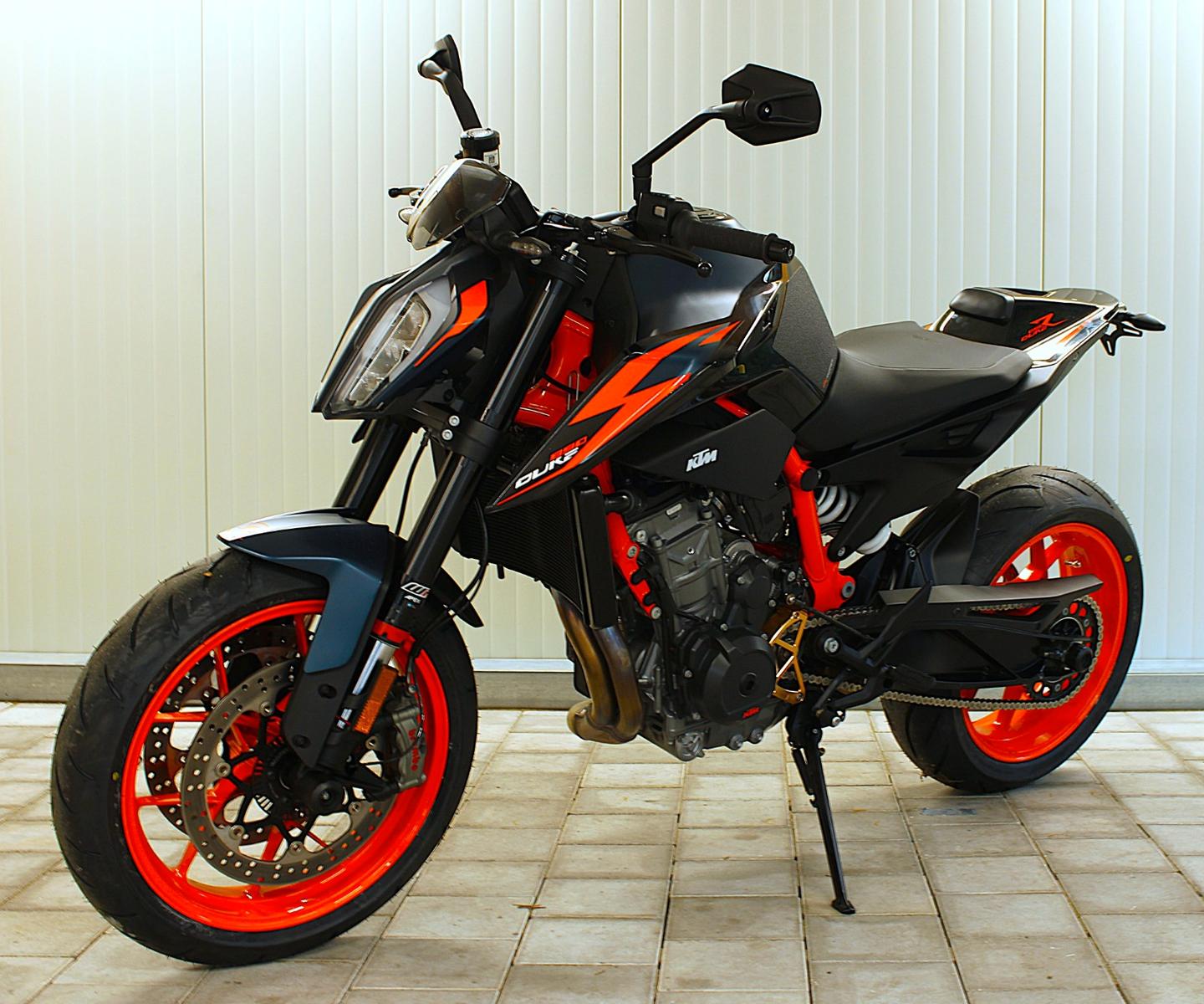 KTM 890 Duke R mit Zubehör Scheckheft gepflegt