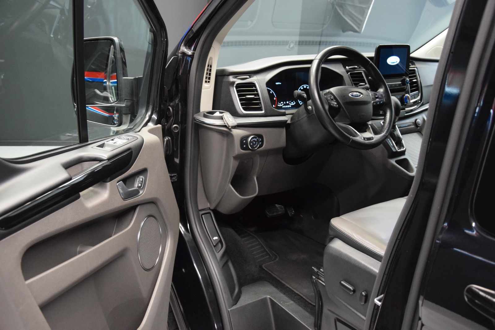 Fahrzeugabbildung Ford Custom 320 L1 Leder Navi Autom. Kamera
