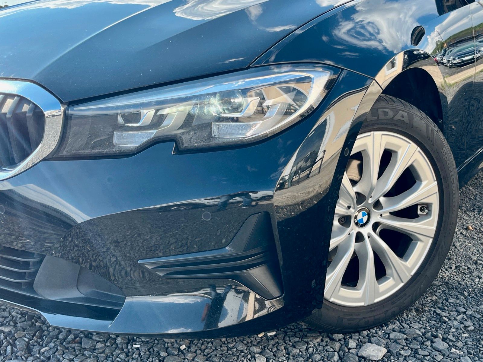 Fahrzeugabbildung BMW 318d Tour Navi Leder Kamera HUD Alarm SPORTSITZE