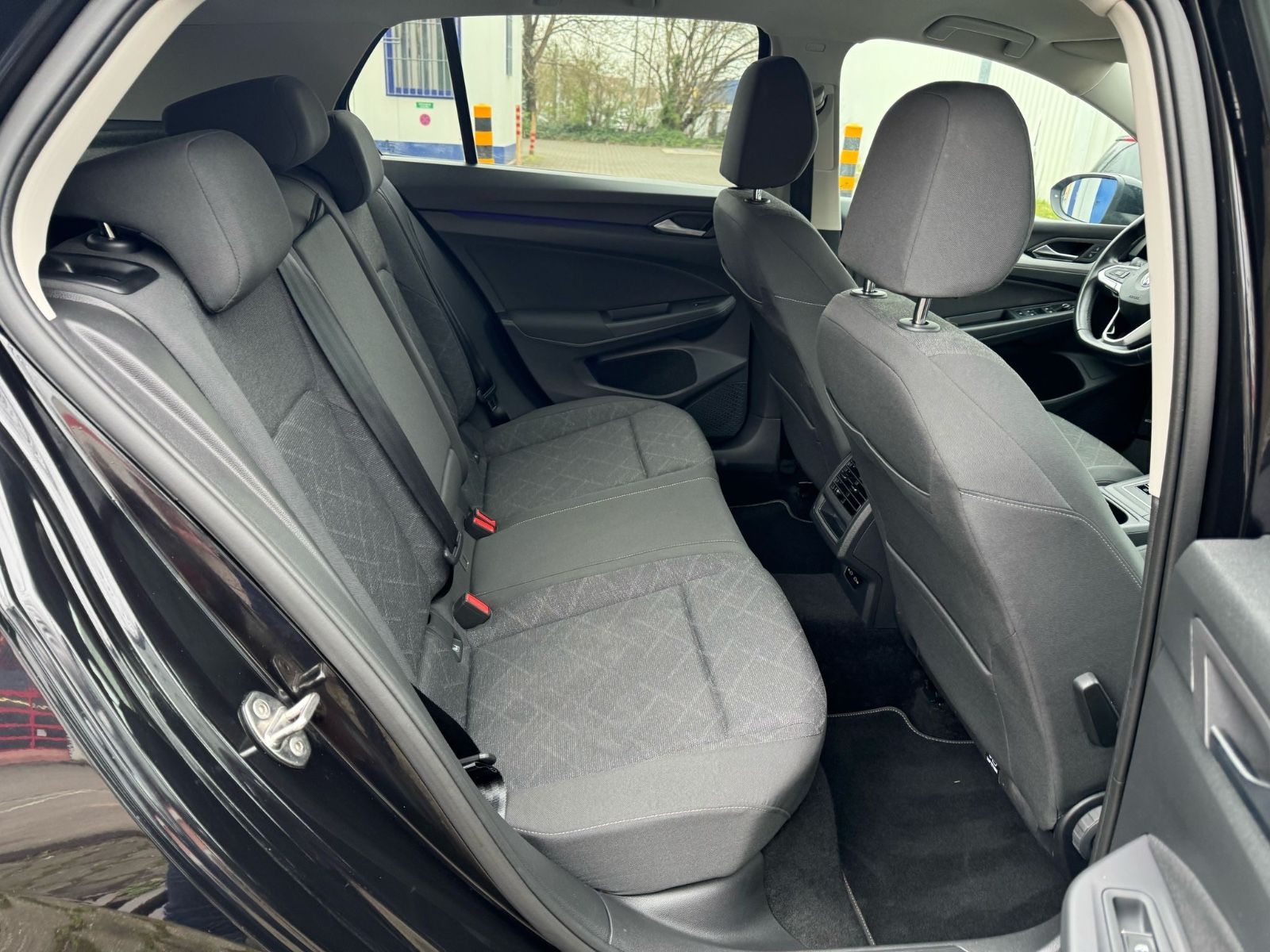 Fahrzeugabbildung Volkswagen Golf VIII Lim. Life eTSI LED+Navi+Lane