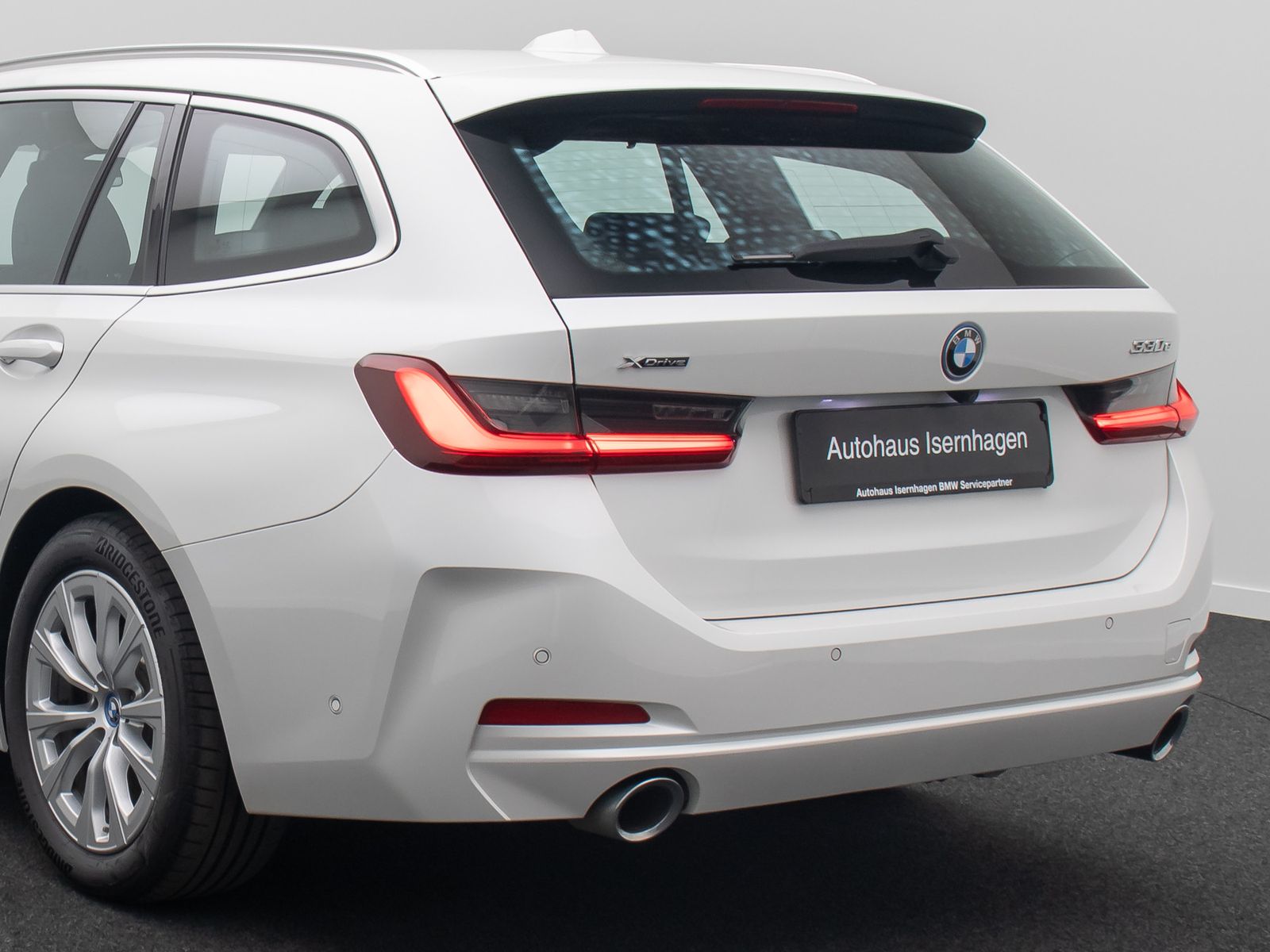 Fahrzeugabbildung BMW 330e xD Panorama HUD H/K AHK Alarm Sport Leder