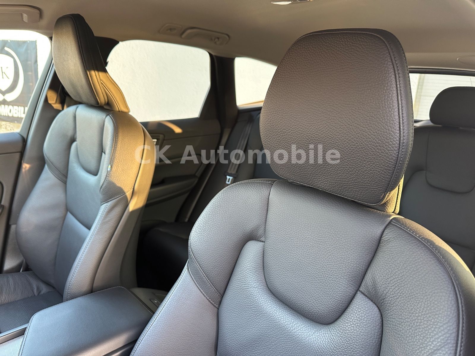 Fahrzeugabbildung Volvo XC60 B4 Plus Dark AWD/BLIS/Navi/LED/Kamera/AHK