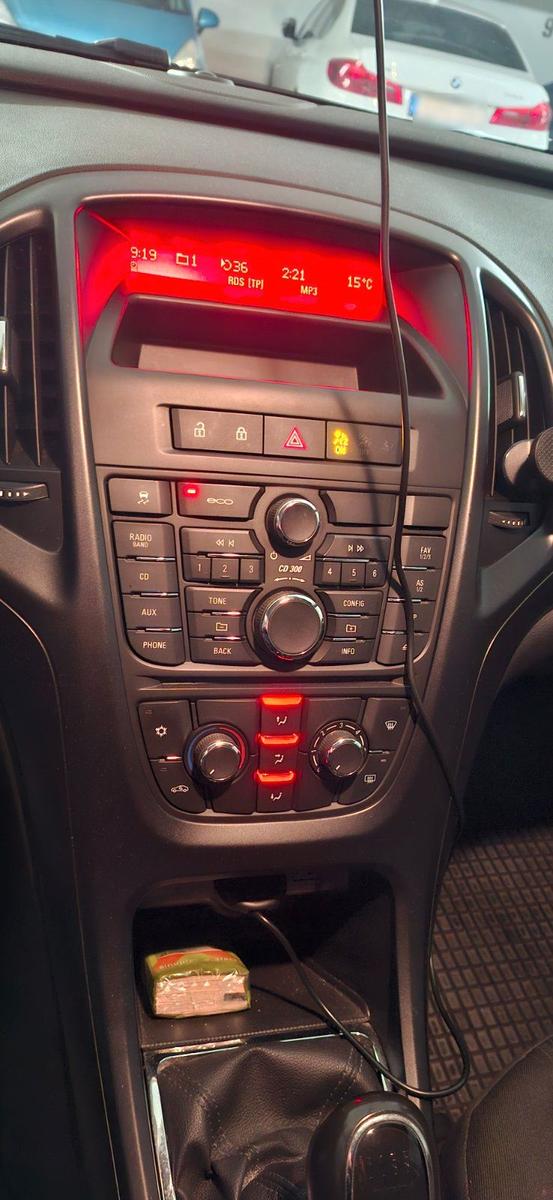 Opel Astra 2011 — photo 6