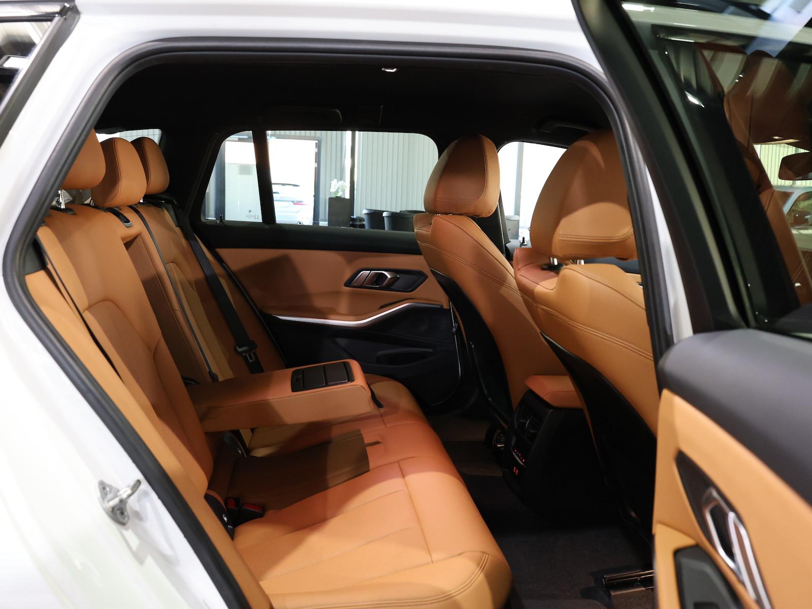 BMW 318d Touring SPORT WHITE & BROWN / CURCED, LED