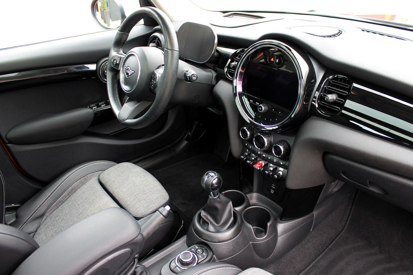 Fahrzeugabbildung MINI Cooper Classic-Trim 5-trg. LED PANO HUD CarPlay