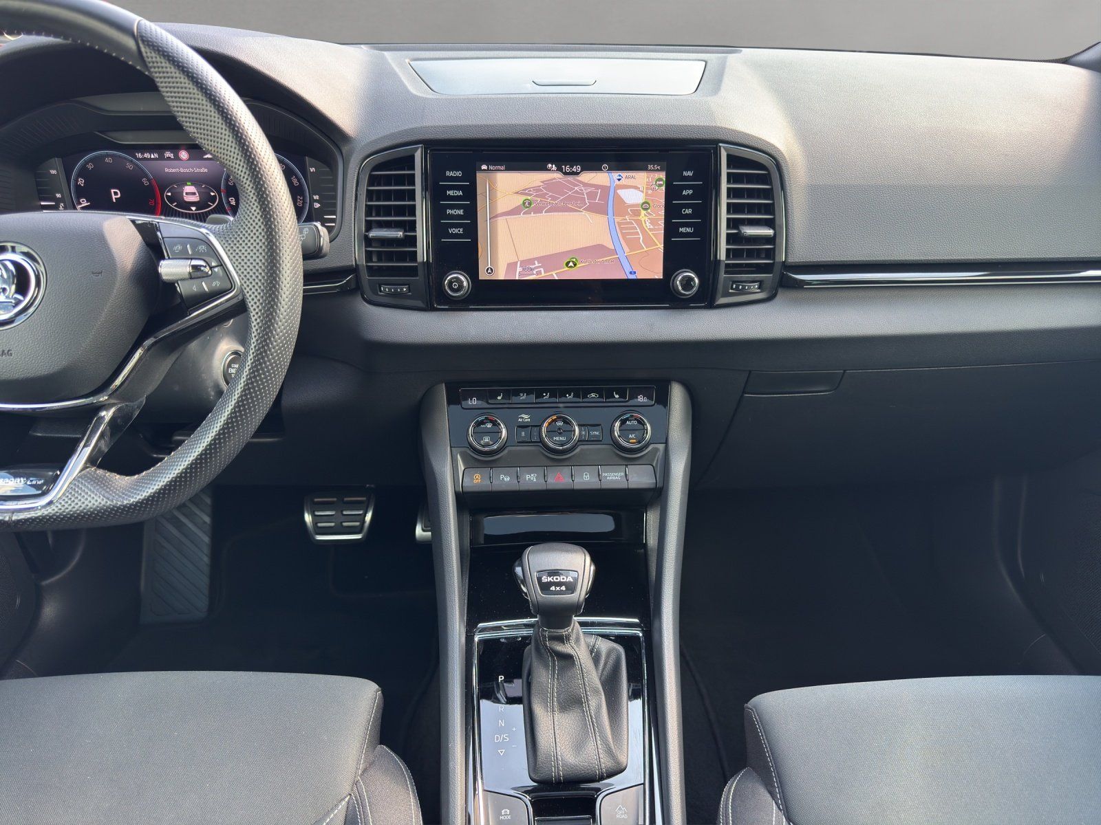 Fahrzeugabbildung SKODA Karoq 2.0 TSI Sportline 4x4/AHK/PANO/360°/ACC/