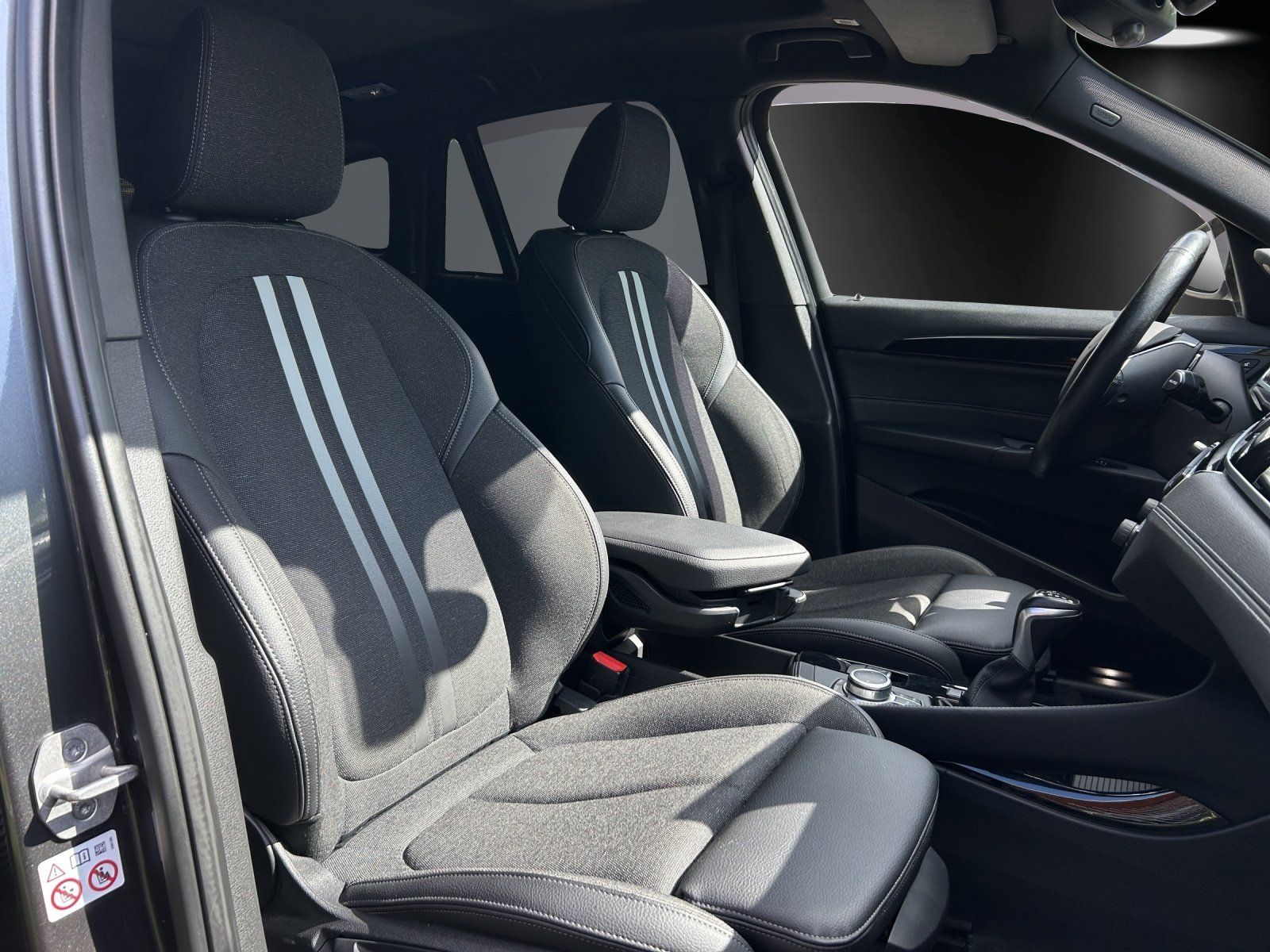 Fahrzeugabbildung BMW X1 xDrive25e Sport Line/PANO-DACH/NAVI+/KAMERA/