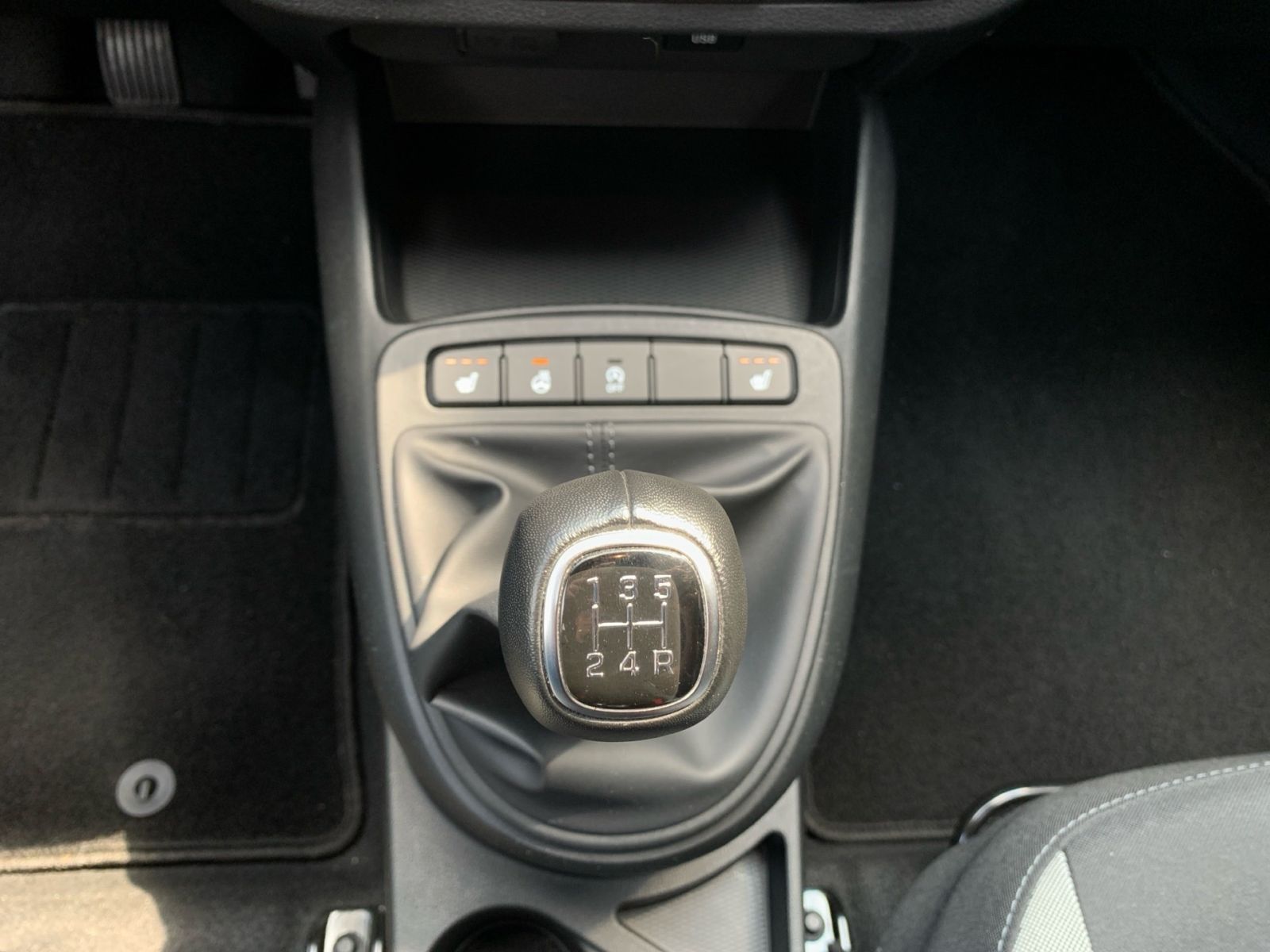Fahrzeugabbildung Hyundai i10 1.0 Edition 30 1 Hand 8xbereift