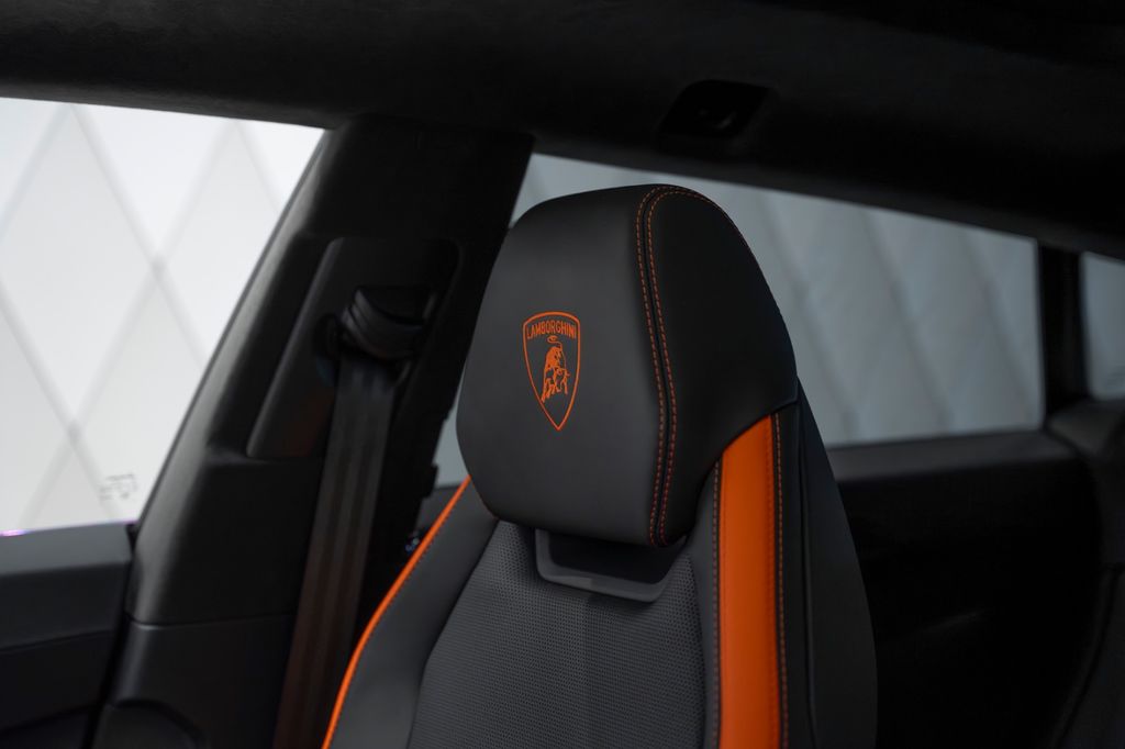 Urus 4.0 V8 SE GREY/ORANGE PANO B&O CARBON - Bild 26