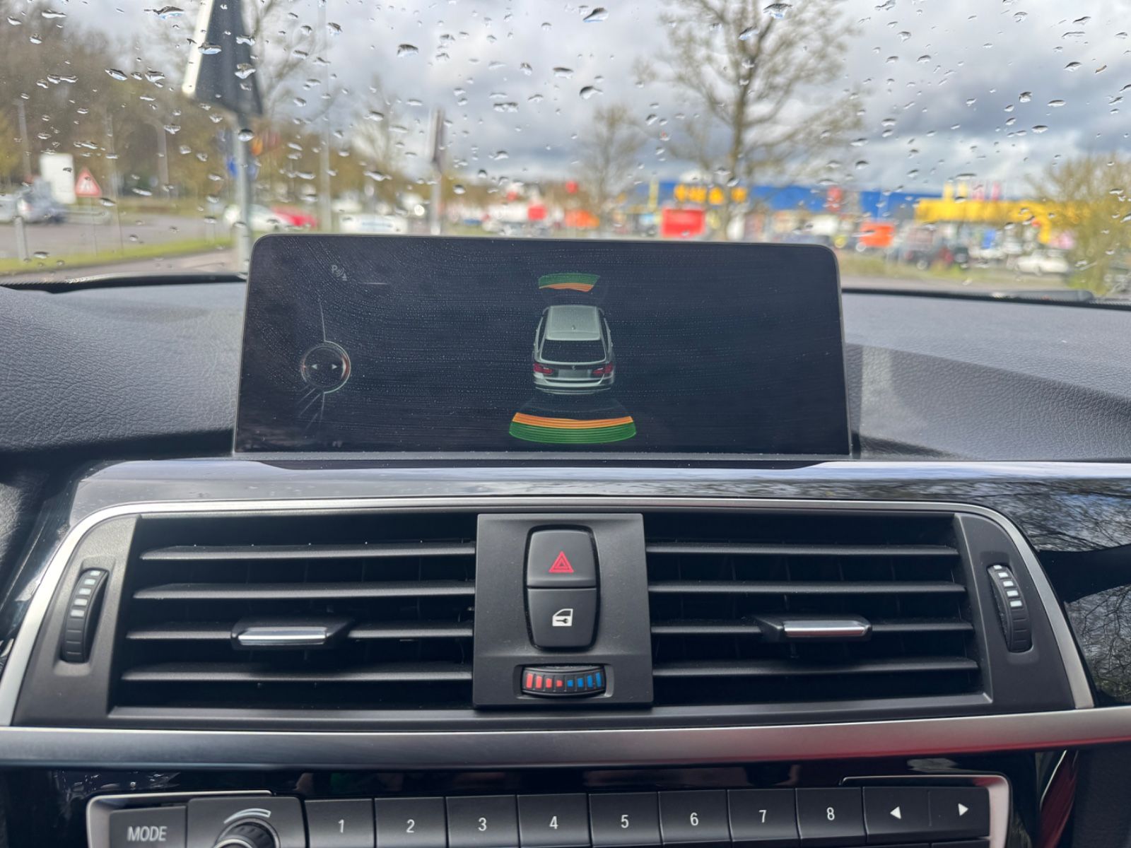 Fahrzeugabbildung BMW 330 xDrive Sport Line Panorama+HUD+erst 37500km