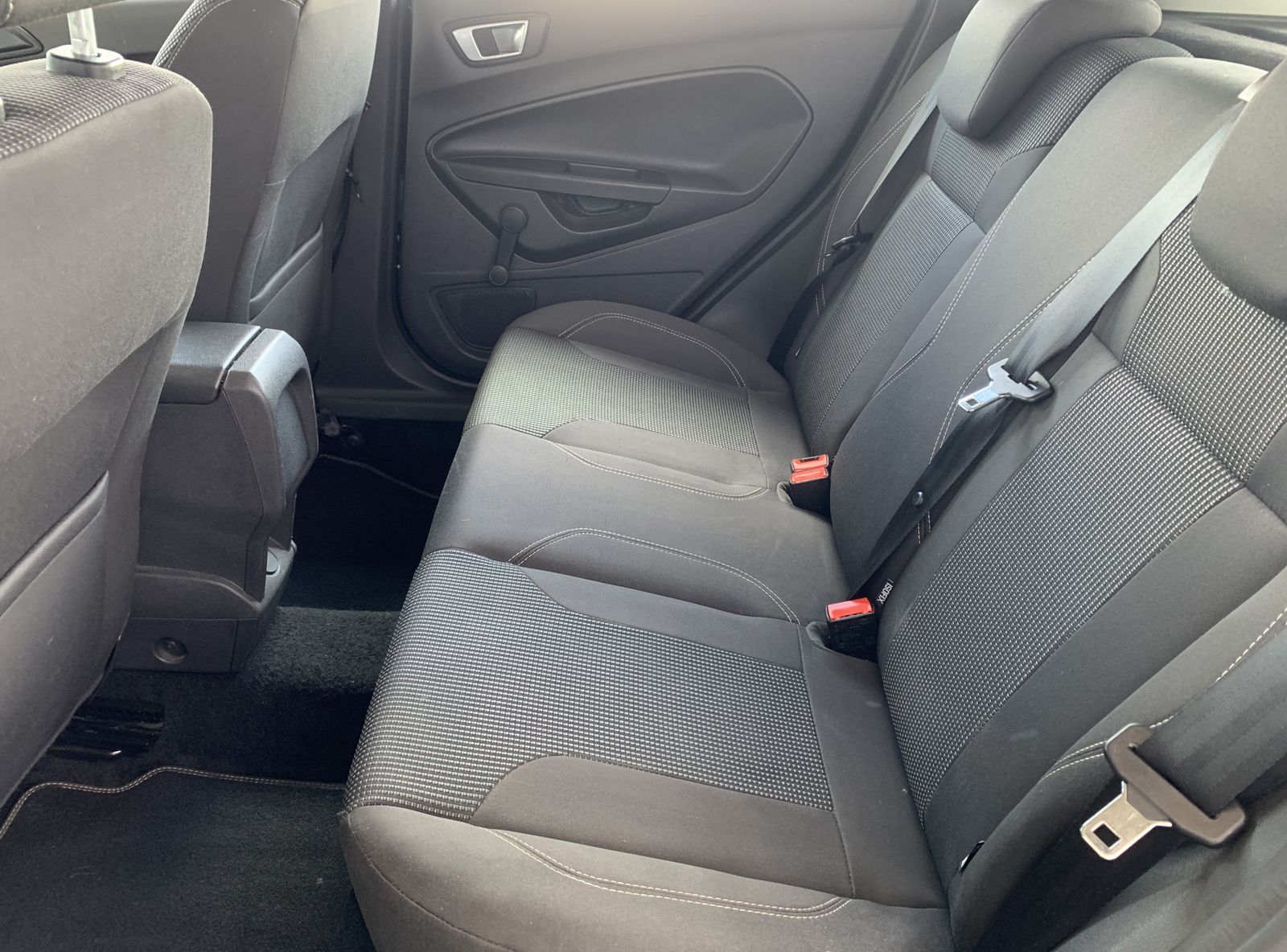 Fahrzeugabbildung Ford Fiesta 1.0 Titanium*AHK*Cam*SHZ*Navi*Klima*