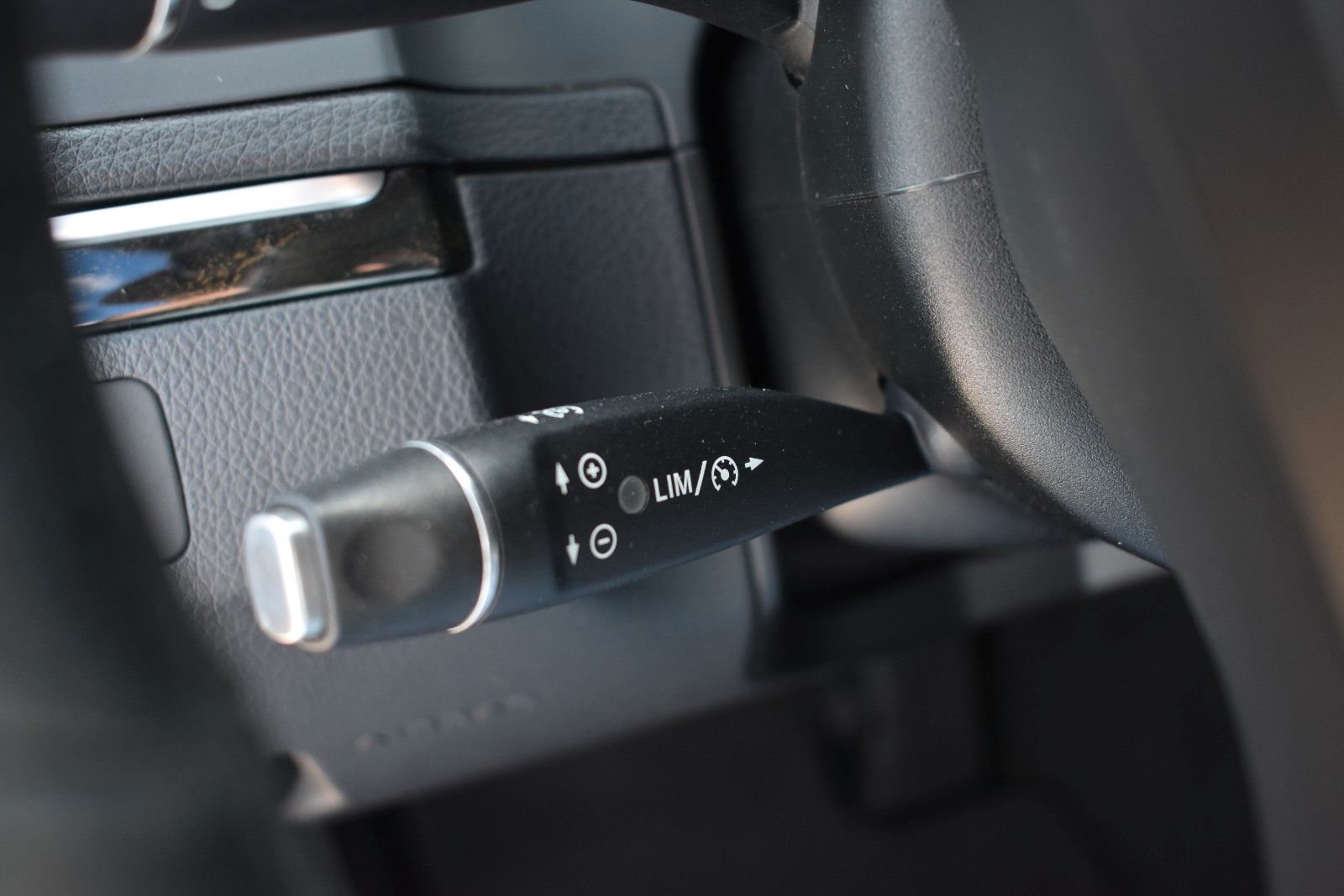 Fahrzeugabbildung Mercedes-Benz E 200 Coupe  ILS /Panorama/SHZ/Navi/19 Zoll