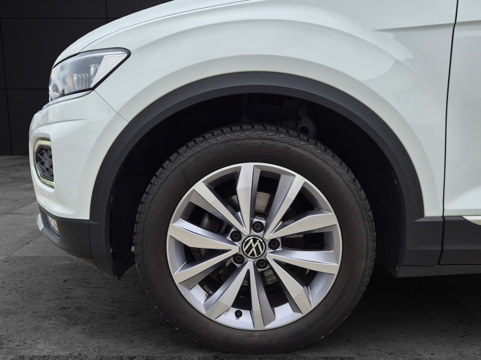 Fahrzeugabbildung Volkswagen T-Roc TSI Style LED Navi AHK ACC RFK SH