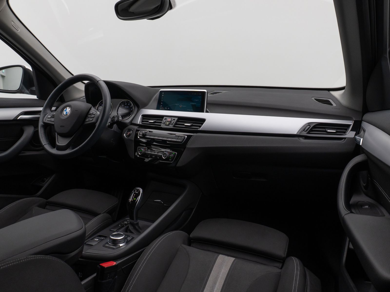 Fahrzeugabbildung BMW X1 sD18i Parkassistent DAB HiFi Navi LED Sport
