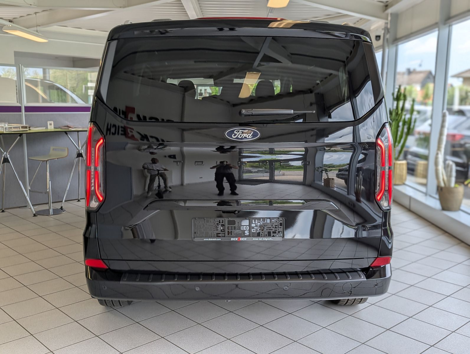 Fahrzeugabbildung Ford Tourneo Custom 320 Titaniu-X Leder Pano StHz AHK