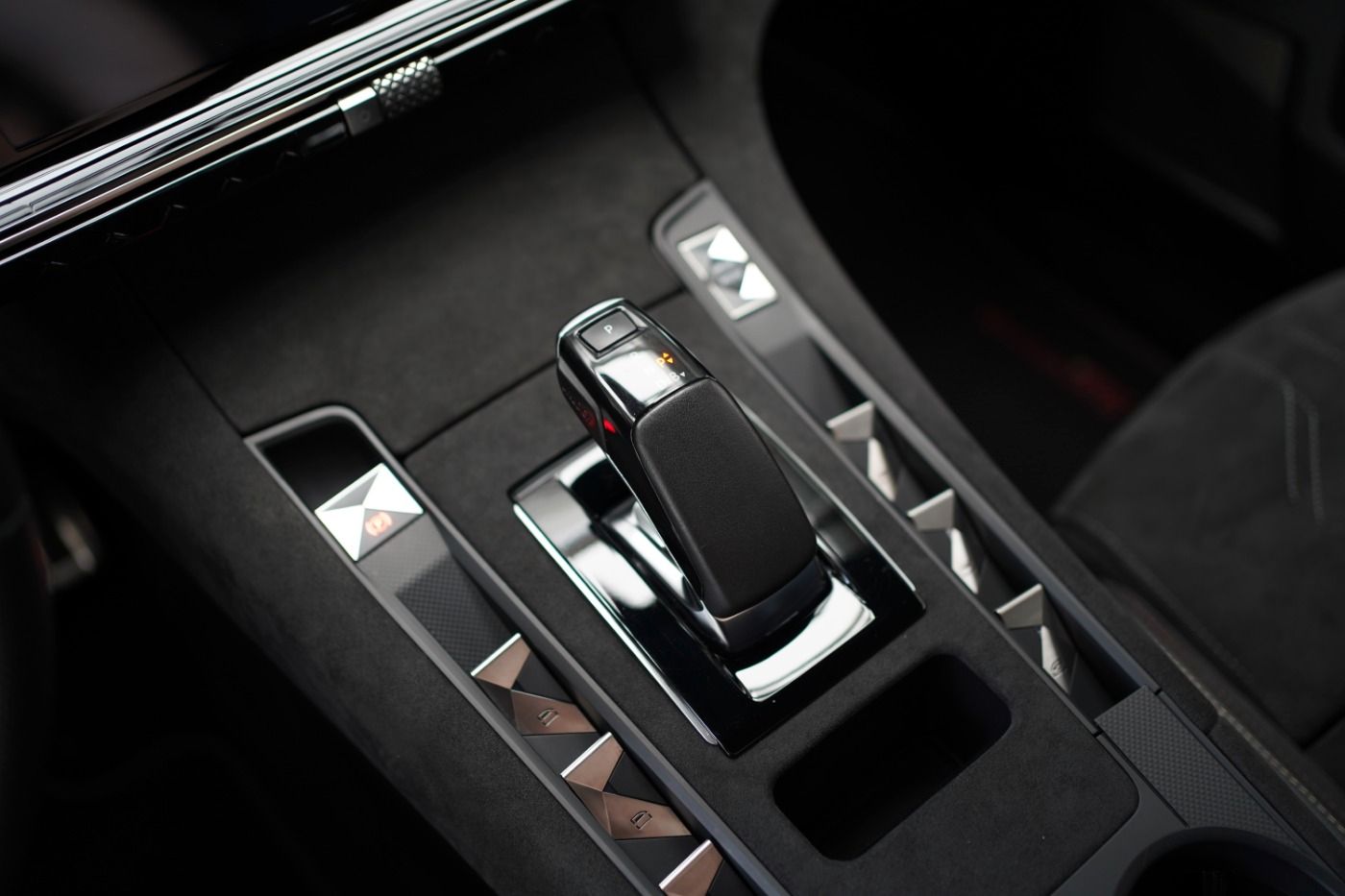 Fahrzeugabbildung DS Automobiles DS7 Crossback E-Tense 4x4 300 Anhängerkupplung