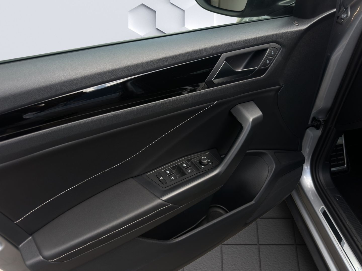 T-Roc 1.5 TSI R-Line 110kW DSG AHZV BeatsAudio A