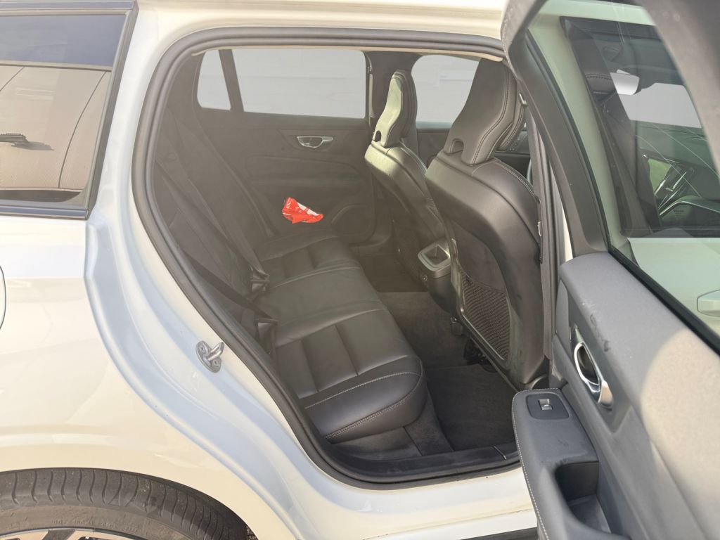 VOLVO V60 B4 B DKG Plus Dark 360° HUD AHK semi elektr. VOLVO V60 B4 B DKG Plus Dark 360° HUD AHK semi elektr.