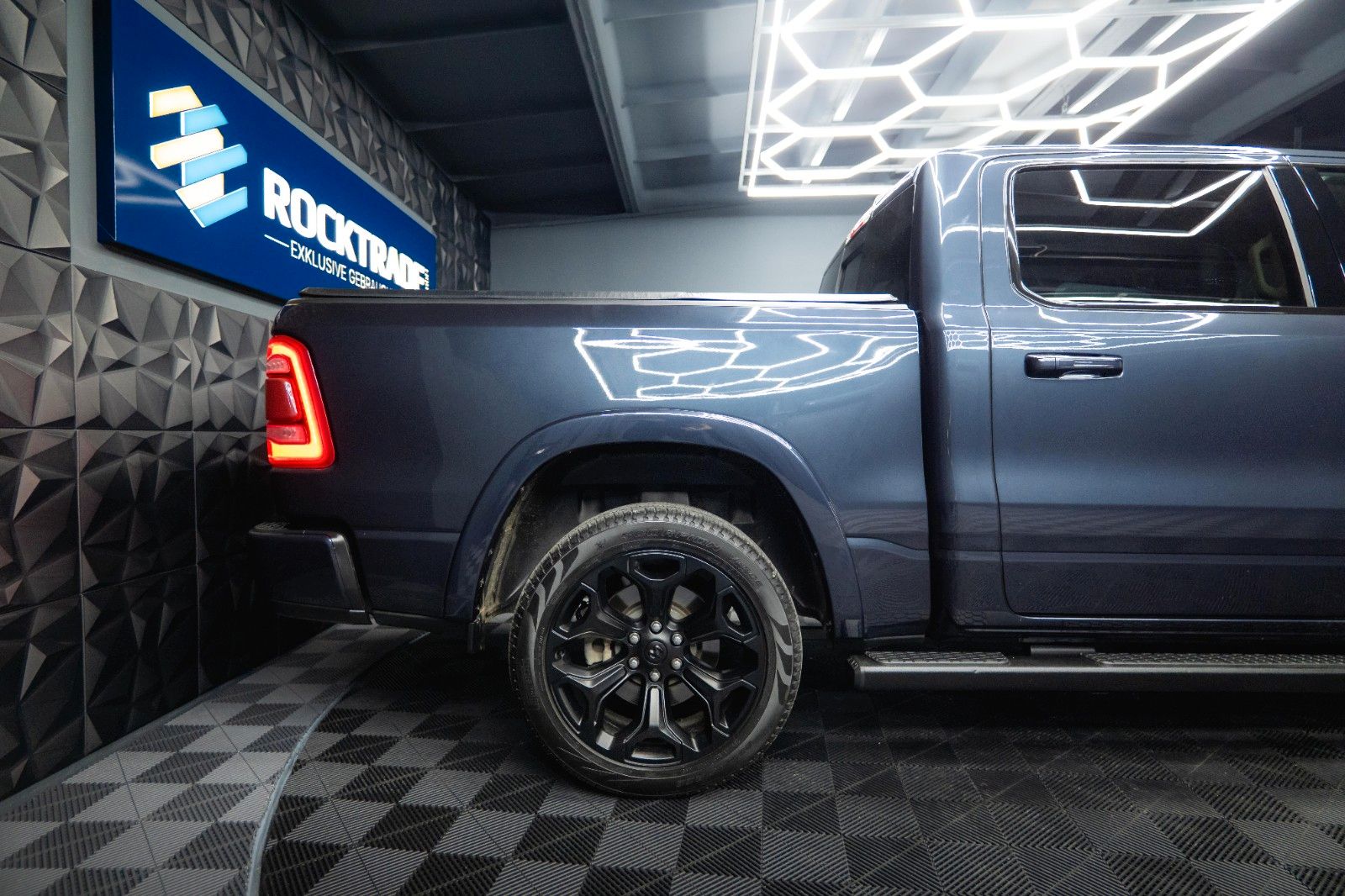 Fahrzeugabbildung Dodge RAM 5.7 V8 HEMI 4x4 NIGHT-Paket LARAMIE 22 Zoll