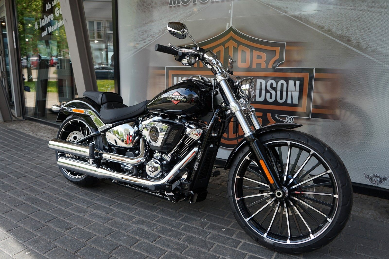 Fahrzeugabbildung Harley-Davidson Breakout 117 2025 Midnight Firestorm