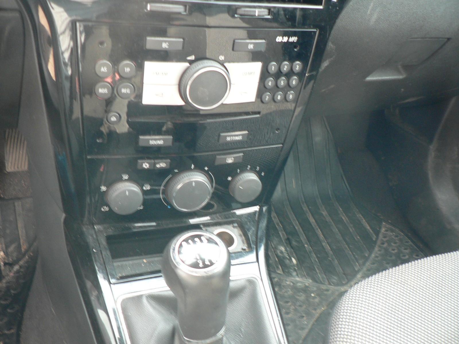 Opel Astra 2010 — photo 11