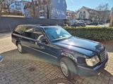 Mercedes-Benz E 220TE - Mercedes-Benz E 220 mit Benzin-Antrieb: Kombi