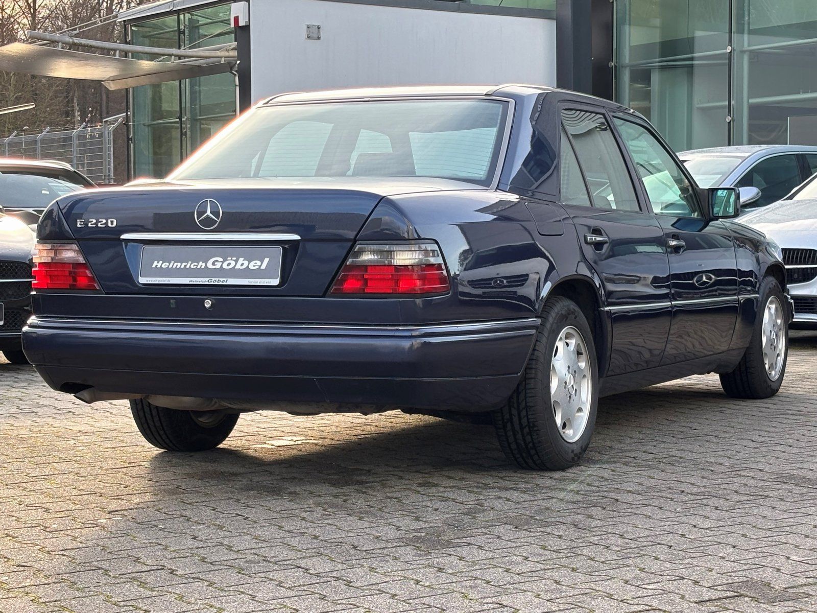 Fahrzeugabbildung Mercedes-Benz E 220 SCHIEBEDACH*KLIMA*SITZHEIZUNG*AUTOMATIK