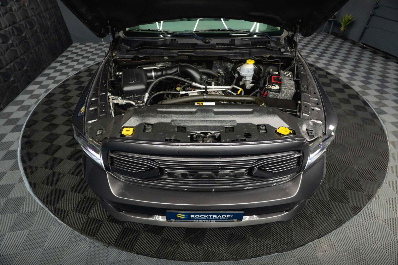 Fahrzeugabbildung Dodge RAM 5.7 V8 HEMI 4x4 OFFROAD Night-Paket *LED*19%